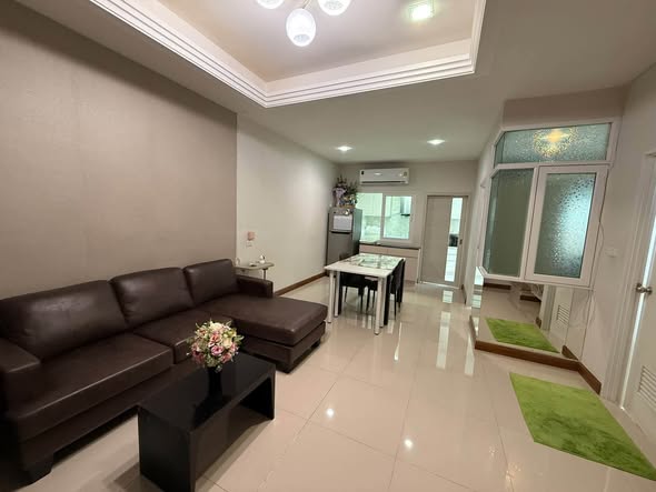 living room of โกลเด้น ทาวน์ วัชรพล สุขาภิบาล5