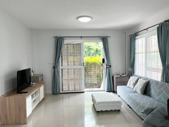 bedroom and living room of โครงการบ้านแฝด ซอยเพชรเกษม 66