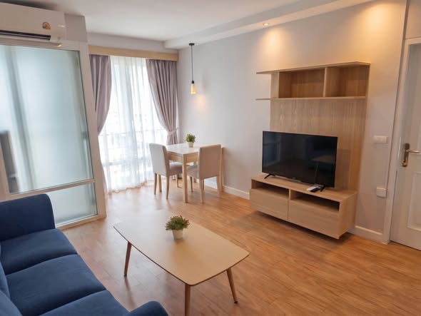 bedroom and living room of ไอเฮ้าท์คอนโดพระราม9-เอกมัย(ตึกA)