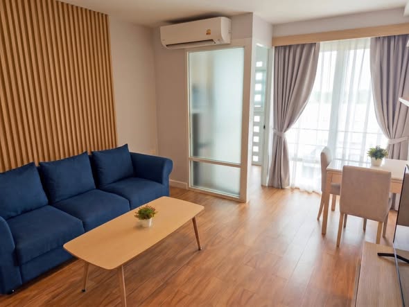 living room and bedroom of ไอเฮ้าท์คอนโดพระราม9-เอกมัย(ตึกA)