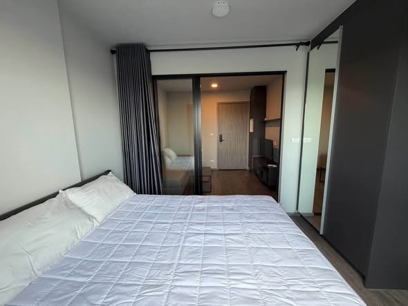 bedroom and room interior of มอนเต้ คอนโด พระราม9