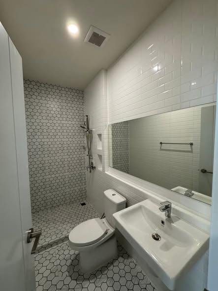bathroom of Altitude Kraf Bangna