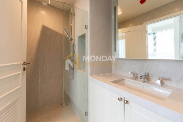 room interior and bathroom of Altitude Symphony