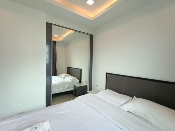 bedroom of Arcadia Beach Continental