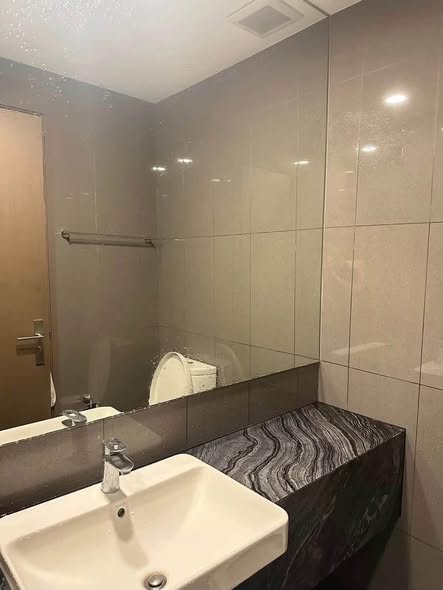 room interior and bathroom of Ashton Chula-Silom