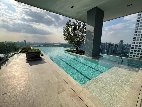 pool of Aspire Onnut Station