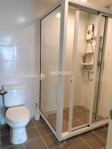 room interior and bathroom of Aspire Sathon-Taksin (Timber Zone)
