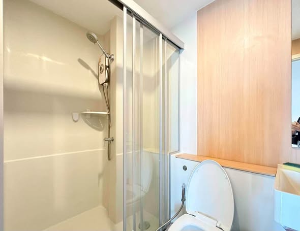 room interior and bathroom of Aspire Sathorn – Tha Phra