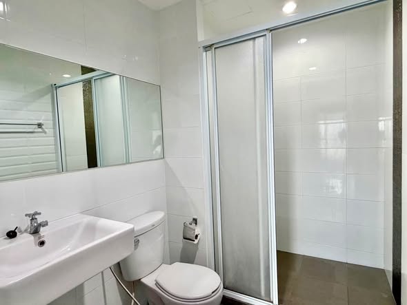 room interior and bathroom of Aspire Sukhumvit 48