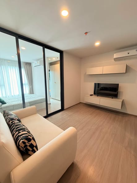 living room and room interior of Aspire Sukhumvit-Rama 4