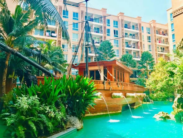 pool of Atlantis Condo Resort Pattaya