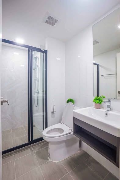 bathroom of Atmoz Palacio Ladprao Wanghin | แอทโมซ พาลาซิโอ ลาดพร้าว วังหิน