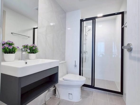 bathroom of Atmoz Palacio Ladprao Wanghin | แอทโมซ พาลาซิโอ ลาดพร้าว วังหิน