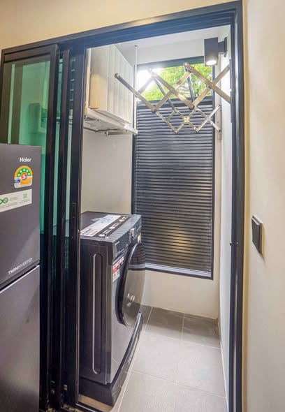 room interior and bathroom of Atmoz Palacio Ladprao Wanghin | แอทโมซ พาลาซิโอ ลาดพร้าว วังหิน