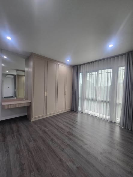 bedroom and room interior of Baan Klang Muang Classe Sukhumvit 77