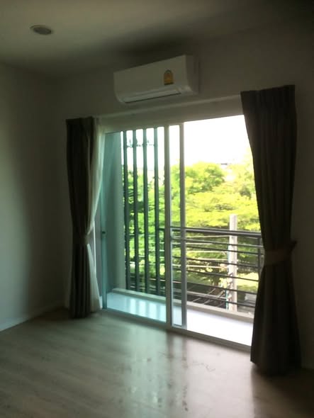 bedroom and room interior of Baan Klang Muang Classe Sukhumvit 77