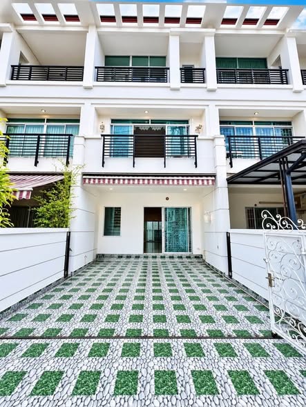 Baan Klang Muang Sukhumvit 113