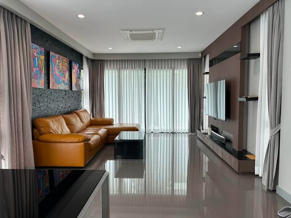 bedroom and living room and room interior of Baan Klang Muang The Edition Sathorn – Suksawat บ้านกลางเมือง ดิอิดิชั่น สาทร – สุขสวัสดิ์