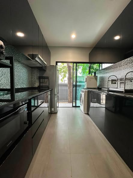 room interior and kitchen of Baan Klang Muang The Edition Sathorn – Suksawat บ้านกลางเมือง ดิอิดิชั่น สาทร – สุขสวัสดิ์