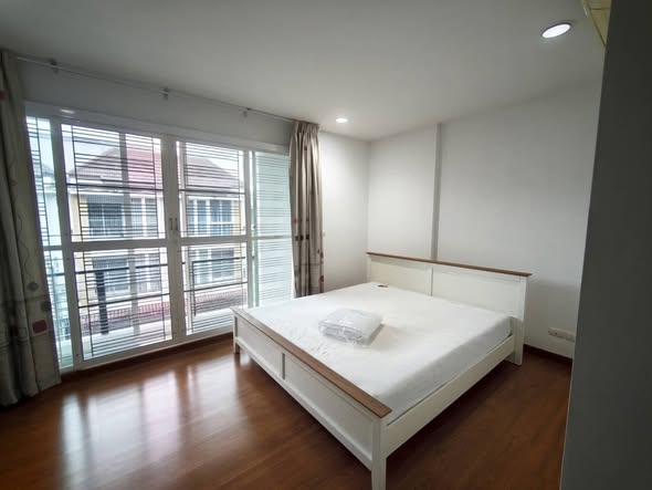 bedroom of Ban Klang Mueang S-Sense Sathorn-Taksin 2
