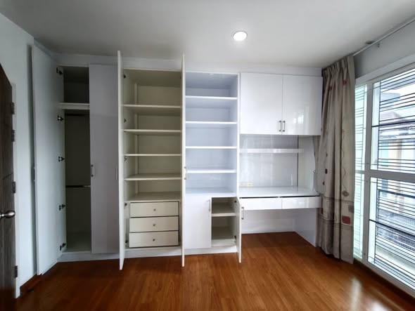 room interior of Ban Klang Mueang S-Sense Sathorn-Taksin 2