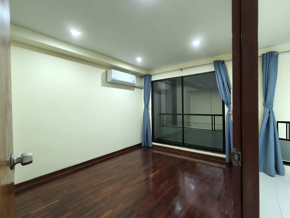 bedroom and room interior of Bang Na Place Condo