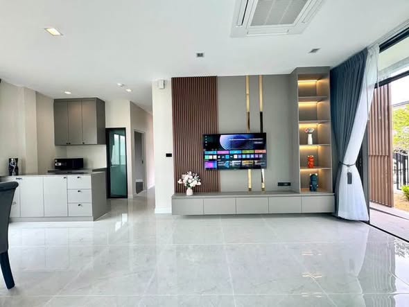 living room and kitchen of Bangkok Boulevard Bangna KM.5 บางกอก บูเลอวาร์ด บางนา กม.5