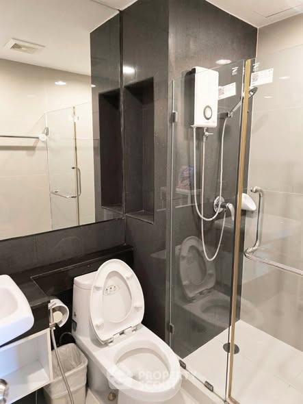 room interior and bathroom of Bangkok Horizon Ratchada-Thapra