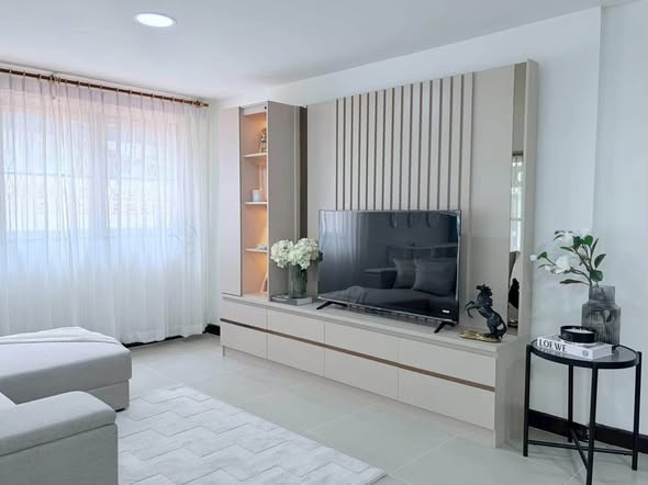 bedroom and bathroom of ทาวน์โฮมให้เช่า สุทธิสาร รัชดา
