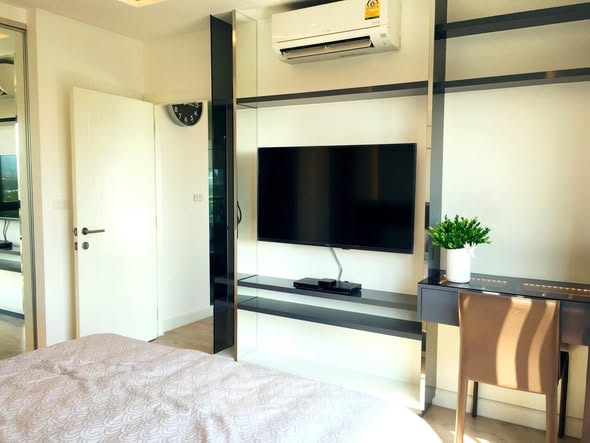 bedroom and room interior of BRIDGE Sathon-Naradhiwas