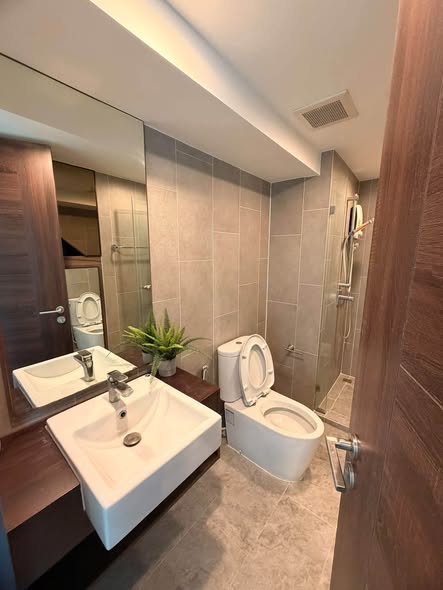 bathroom of C Ekkamai Condominium