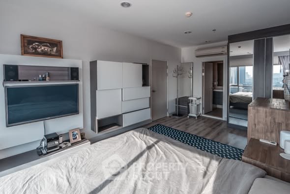 bedroom and living room of Centric Sathon-St Louis