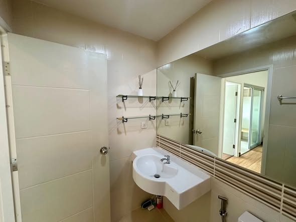 room interior and bathroom of Centric Tiwanon Station