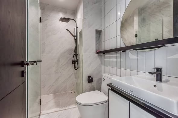 bathroom of Chapter Charoennakhon–Riverside