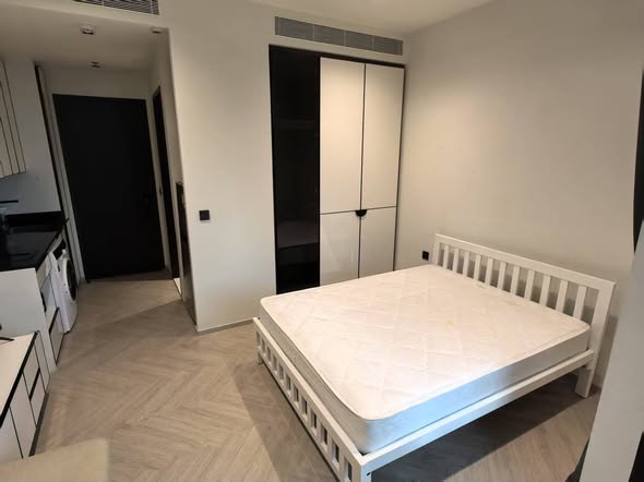 bedroom and room interior of Chapter Charoennakhon–Riverside