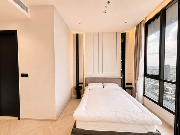 bedroom and room interior of Chapter Charoennakhon–Riverside