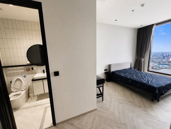 bedroom and room interior of Chapter Charoennakhon–Riverside