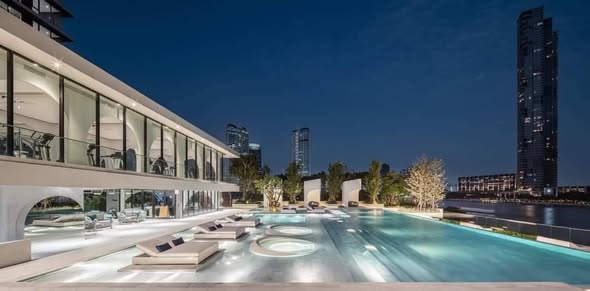 pool of Chapter Charoennakhon–Riverside