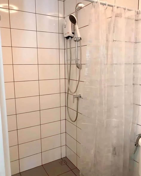 bathroom of Chapter One Eco Ratchada-HuaiKhwang