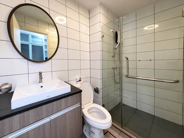 room interior and bathroom of Chapter One Eco Ratchada-HuaiKhwang