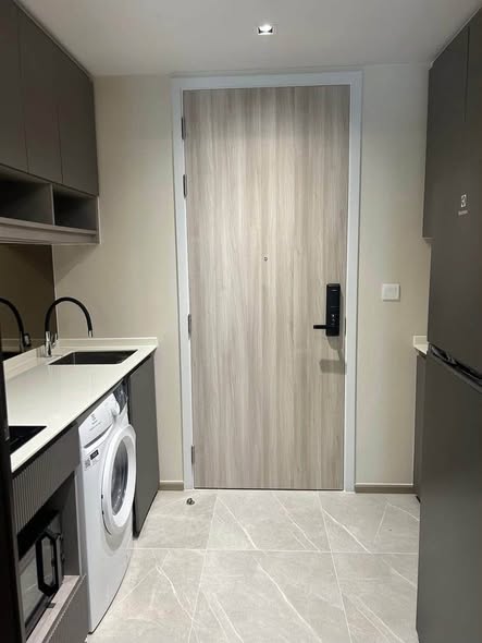 room interior and bathroom of CHAPTER THONGLOR 25