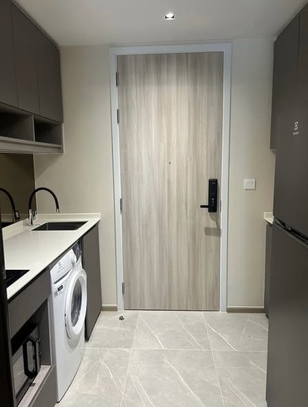 room interior and bathroom of CHAPTER THONGLOR 25