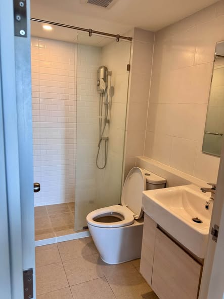 room interior and bathroom of Chewathai Hallmark Ladprao – Chokchai 4