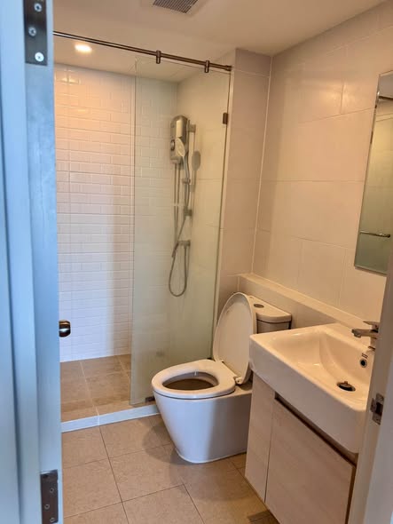 room interior and bathroom of Chewathai Hallmark Ladprao – Chokchai 4