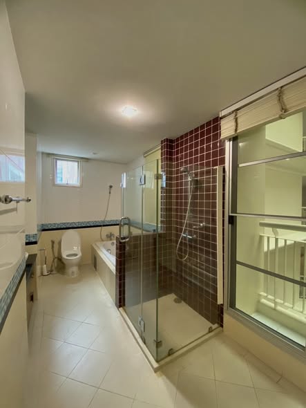 room interior and bathroom of Citi smart Sukhumvit 18