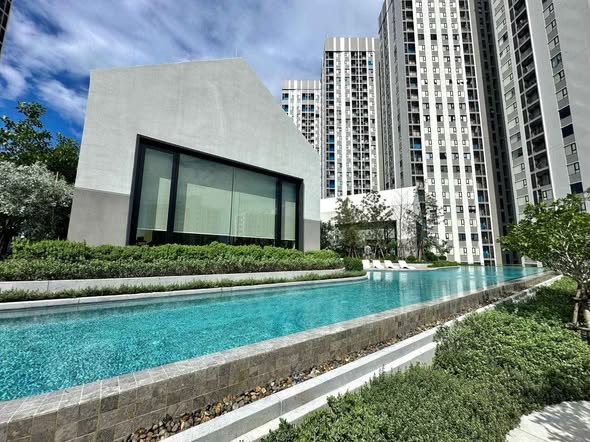 pool of COBE Ratchada-Rama 9