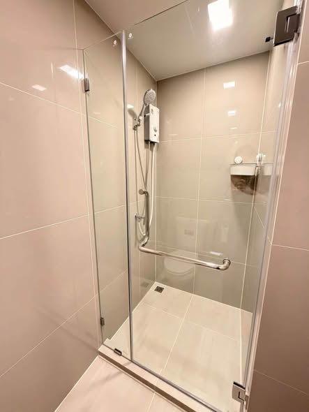 room interior and bathroom of COBE Ratchada-Rama 9
