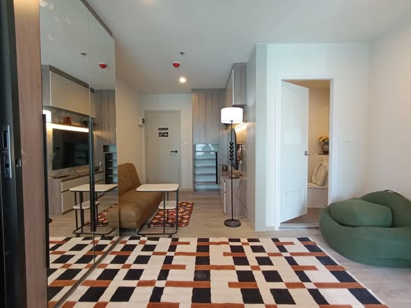 living room and room interior of Condo Regent Home 7/1