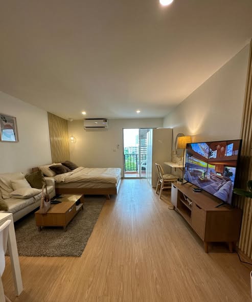 bedroom and living room of Cozy Living 6 Beds Townhouse @ BTS ONNUT