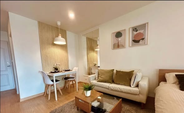 living room and bedroom of Cozy Living 6 Beds Townhouse @ BTS ONNUT